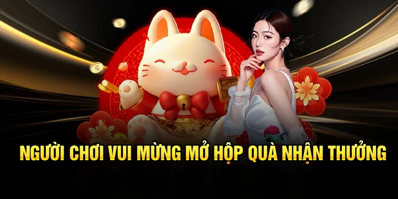 Người chơi vui mừng mở hộp quà nhận thưởng